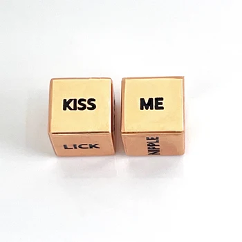 2бр Секси зарове азбука куб мухъл ръчни играчки преносима игра на маса за забавление за възрастни аксесоари целуни ме целувка врата