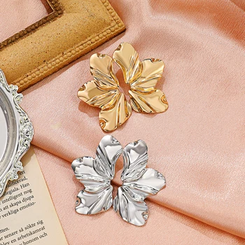 Модни златни обеци с форма на цвете Прости матови неправилни обеци с венчелистчета Романтични и сладки за ежедневно носене