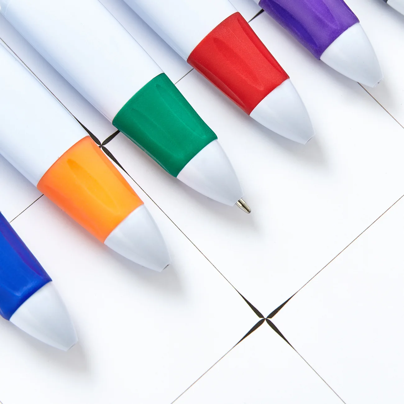 70Pcs Алпинизъм катарама четири цвята скок пластмасова химикалка преносим носят джоб писалка подарък писалка